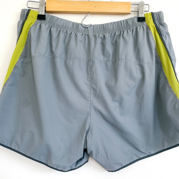 Men's Patagonia Strider Shorts 5" Inseam Size Large in Tumalo Grid/ Feather Grey - Picture 3 of 6